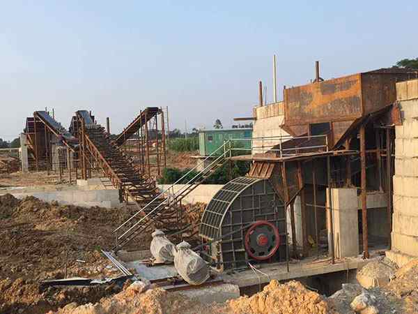 新疆小型移動(dòng)移動(dòng)破碎機(jī)型號(hào)