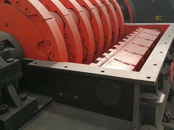 山東礦石移動(dòng)破碎機(jī)多少錢