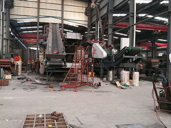 青海履帶式移動(dòng)破碎機(jī)設(shè)備