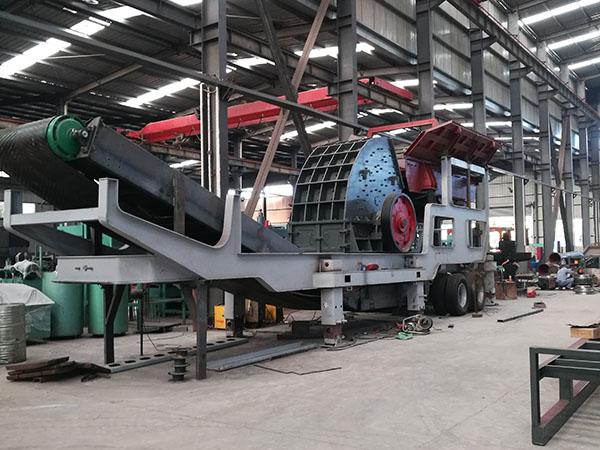 挖機(jī)移動(dòng)破碎站運(yùn)輸