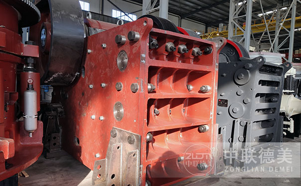 移動(dòng)式顎式破碎機(jī)